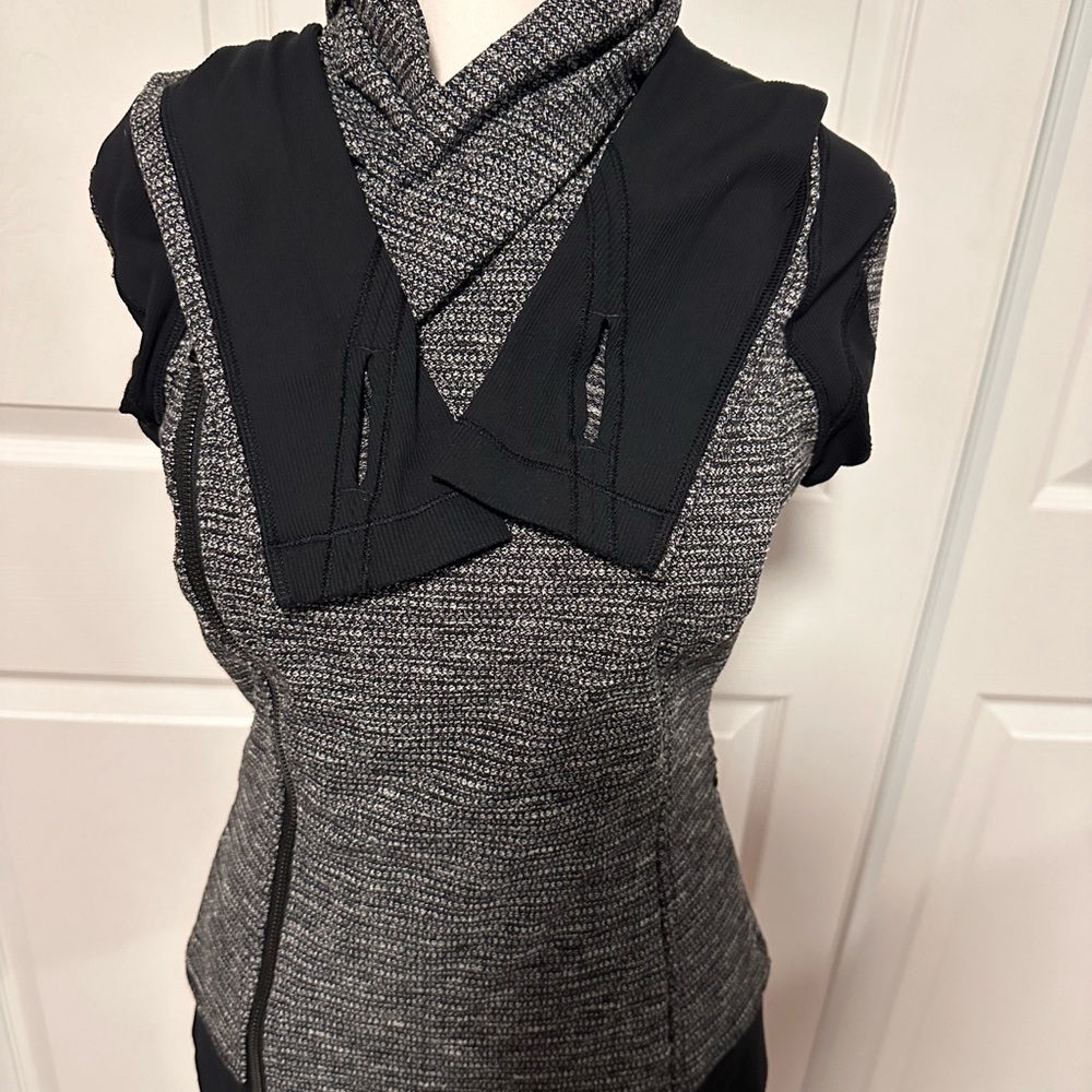Lululemon Bhakti Yoga Jacket in Coco Pique Black / Black, size 6 - Picture 11 of 13
